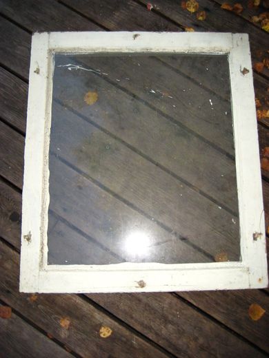 Gammelt vindu med glass,