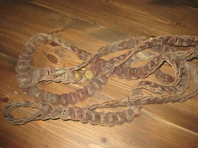 Lang fletta skinnreim med små dombjeller fra 30-40 tallet