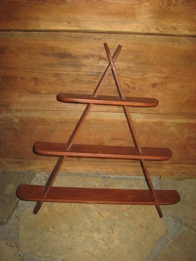 Liten nett trehylle fra eldre dager