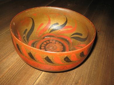 Pen og dekorert trebolle fra eldre dager ca 18 cm i diameter