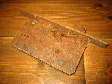 Gammelt, heimesmidd dørlæs, 1800 tallet. 