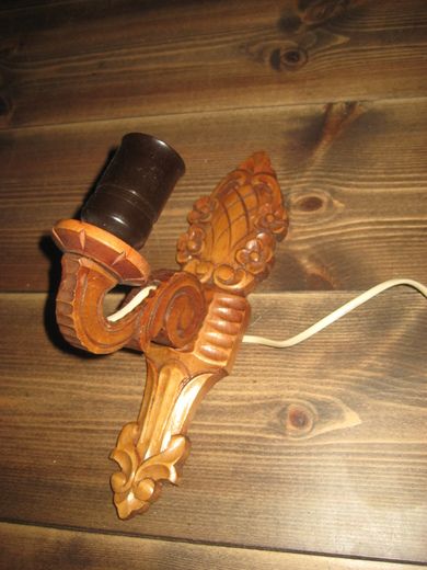 Gammel vegglampe i tre 20-30 tallet