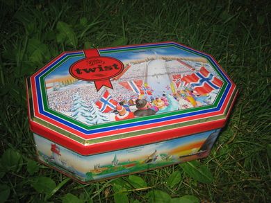 Twist boks 8 kanta ca 25 cm lang Motiv fra Holmenkollen Oslo