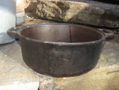 Malmgryte for beplanting? Ca 27 cm i diameter Liten sprekk ubetydleg om dei skal brukes til å plante blomster i