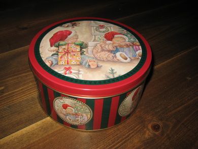 Pen kakeboks ca 17 cm i diameter 8 cm høg