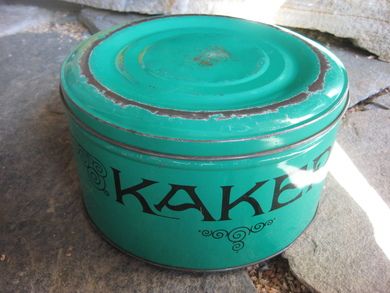 Meget pen kakeboks med tekst: KAKER Ca 24 cm i diameter ca 13 cm høg
