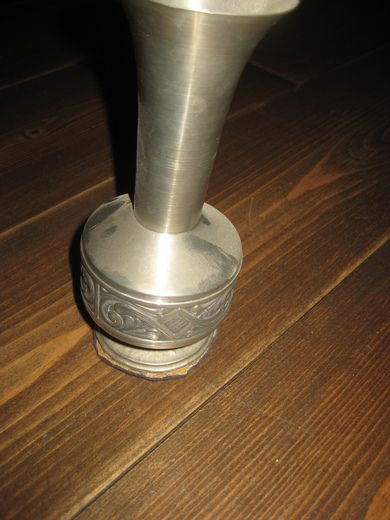 Tinnvase ca 14 cm høg