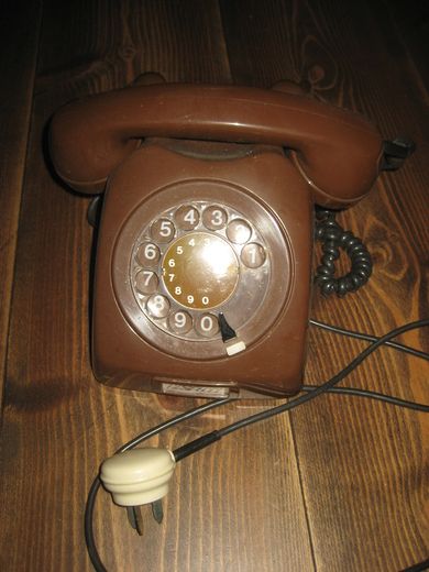 Brun telefon fra Elektrisk Bureau 60 tallet