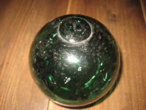 Pen, mørk grønn kavlkule fra tidleg 1900, ca 11 cm i diameter. Merka: L. Sjelden. 