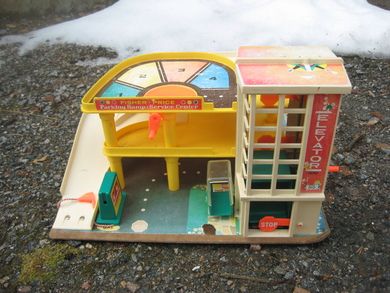 Eldre Fisher price parkeringshus ca 45*40 cm stort 50-60 tallet?