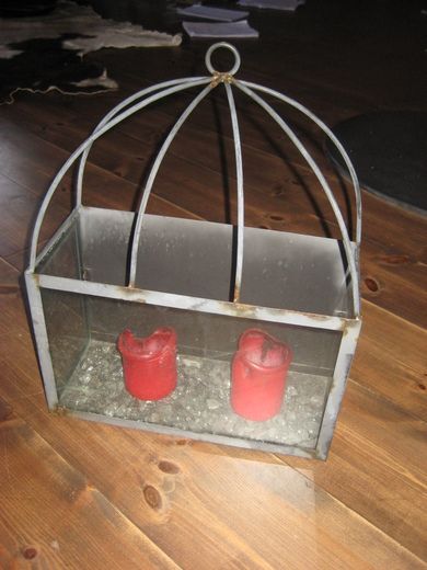 Lyskasse i smijern med blikkvegg bak glass på dei andre sidene ca 35*15 cm stor ca 40 cm høg