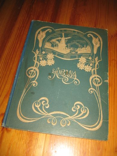 Meget pent og inntakt postkortalbum fra 1906, plass til ca 50 kort.