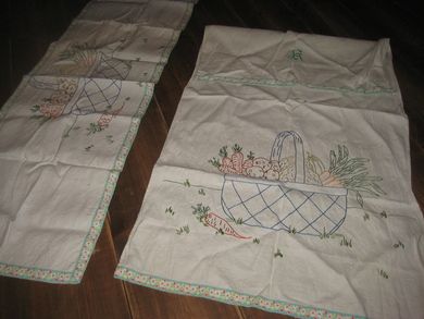 Heimebrodert pyntehånduk og  duk for kjøkkenbenk, 50-60 tallet.