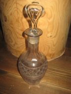 Eldre karaffel, pressglass. Ca 29 cm høg.