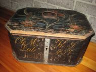 Meget pent 8 kanta skrin med leddik Rosemaling med naturleg slitasje 1821