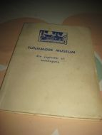 SUNNMØRE MUSEUM. Ein vegleidar til samlingane. 1954.