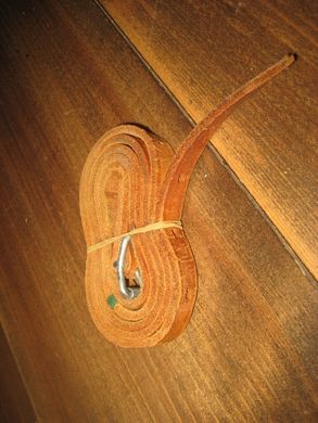 Kveil med gammel reim ca 90 cm lang