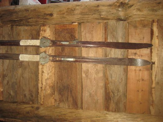 Gammelt skipar med delvis komplette bindinger ca 240 cm lange 40 tallet