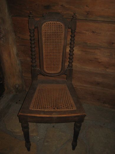 Meget gammel og pen stol, tidleg 1900.