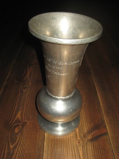 Megastor tinnvase med tekst: Gave på 80 årsdagen. Fra venner. Ca 30 cm høg, meget pen. PEWTER, NORWAY. 1962.