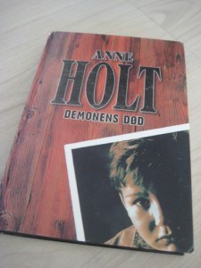 HOLT, ANNE: DEMONENS DØD. 1997. 
