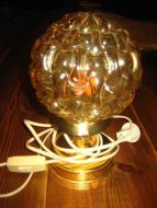 Bordlampett i messing og glass 60 tallet Hel og pen med ledninger som fungerer