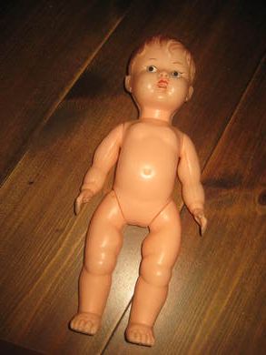 Dokke i hardplast ca 29 cm høg