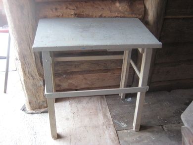 Eldre bord, ca 80*50 cm stort, 82 cm høgt. Noe du kan ha nytte av? 40-50 tallet. 