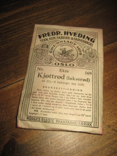 Uåpna og pen pakke med fargestoff, Kjøttrød nr 169, fra FREDR. HVEDING TEKN. KEM FABRIK & FARVEHANDEL, Oslo. 30-40 tallet. 
