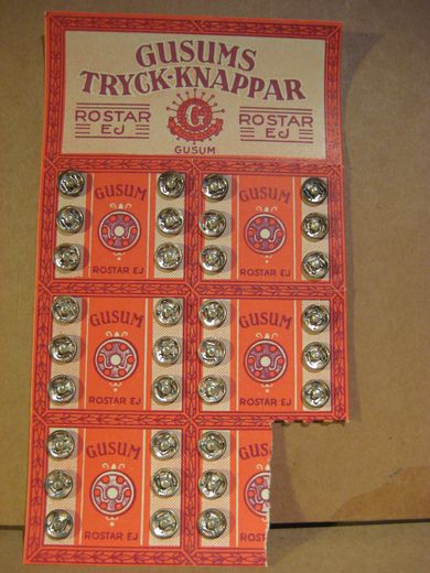 Plate med trykknapper, GUSUMS TRYCK KNAPPAR, 60 tallet.