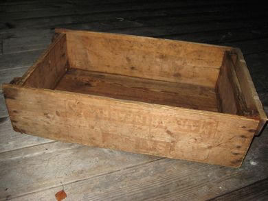 Trekasse med reklame fra SKIENS MARGARINFABRIKK