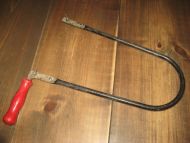 Liten og eldre sag med trehantak Uten blad