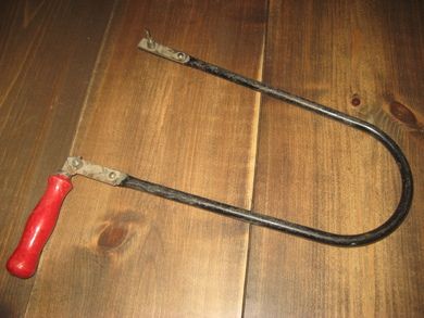 Liten og eldre sag med trehantak Uten blad