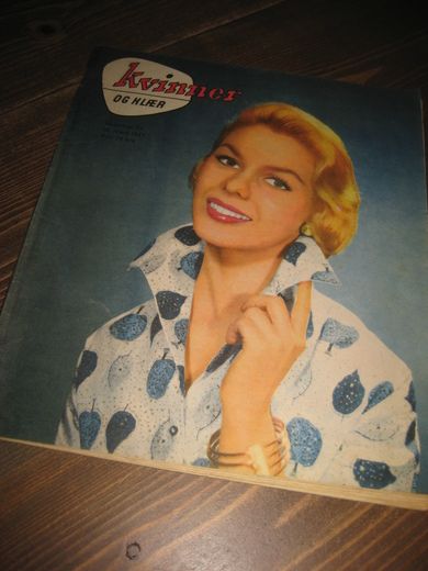 1957 nr 013 KVINNER OG KLÆR