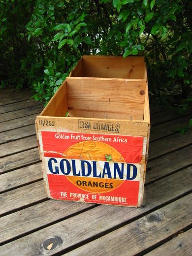 Appelsinkasse i tre 2 delt GOLDLAND ORANGES fra The Province of Mocambique 1964