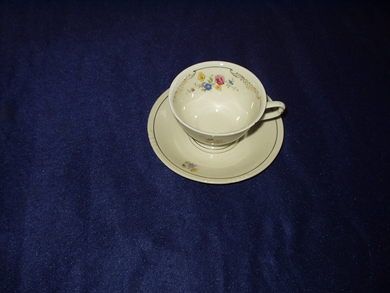 Rose dekorasjon på kopp og tefat