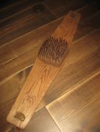 Gammel linhekle redskap for å greie ut lin tidleg 1900 Ca 63 cm langt pent på veggen til dekorasjon