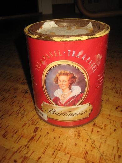 Liters boks med innhold Baronesse 2002