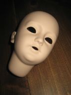 Strøkent dokkehode i porselen merka DEP 1159 11