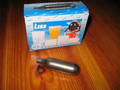 Eske med 10 stk patroner SZIFONPATRONEN 70-80 tallet