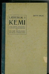NICOLAYSEN, CARL og OLAV SCHULSTAD: LÆREBOK I KJEMI. 1917.
