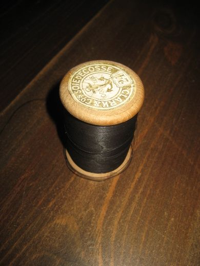 Megastor trådsnelle i tre ca 4 cm i diameter 6 cm høg Med tråd