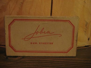 Eske med gummierte etiketter, JOBRA, 40-50 tallet.