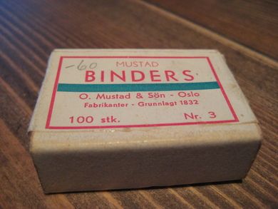 Eske med innhold, BINDERS, fra Mustad & Søn, 60 tallet.