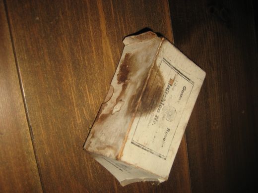 Eske med noen symaskinnåler fra gammelt skomakeri pen i rett miljø 60 tallet