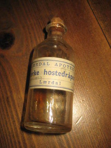 LÆRDAL APOTEK Sterke Hostedråper 1950