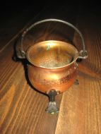 Messing gryte med hank ca 8 cm i diameter 70-80 tallet