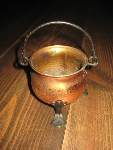 Messing gryte med hank ca 8 cm i diameter 70-80 tallet