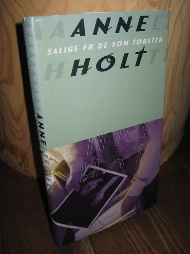 HOLT, ANNE. SALIGE ER DE SOM TØRSTER. 1994.