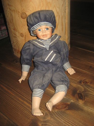 Porselensdokke til din samling ca 42 cm høg